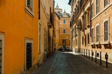 Roma, İtalya 'da sarı binası olan dar bir sokak.