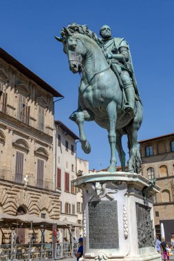 I. Ferdinando Binicilik Anıtı Giambologna 'nın bir bronz binicilik heykeli. Floransa 'daki Annunziata Meydanı, Toskana bölgesi, İtalya