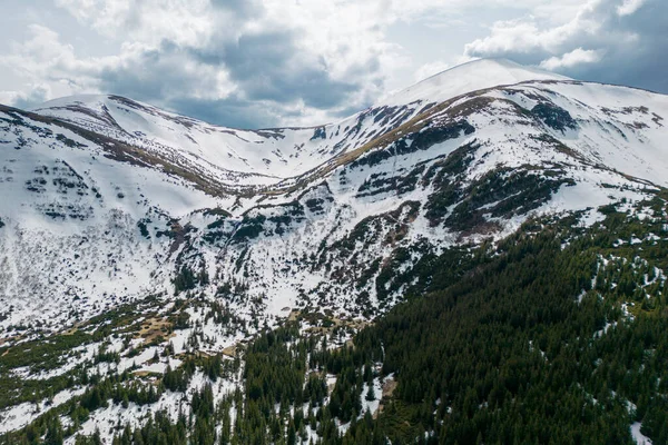 Снежный Говерла Брескольская Горная Цепь Водопадами Вид Сверху Карпатские Горы — стоковое фото