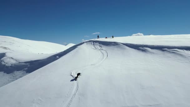 雪の山の中でスノーボード 冬は極端なスポーツを解放します フリーライド 2人のライダーは下り坂でスノーボード — ストック動画