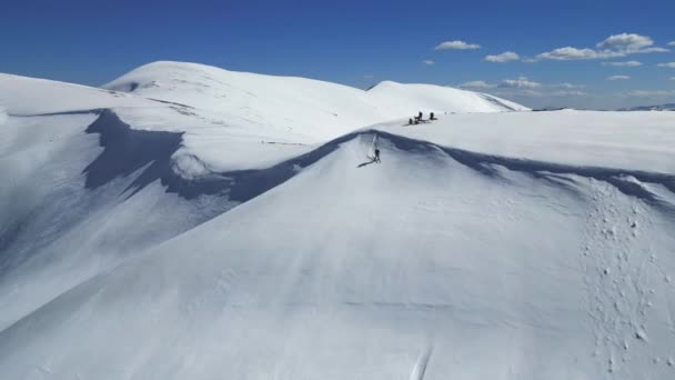 Extreme Mannelijke Freerider Skiër Snel Naar Beneden Rijden Besneeuwde Berghellingen — Stockvideo