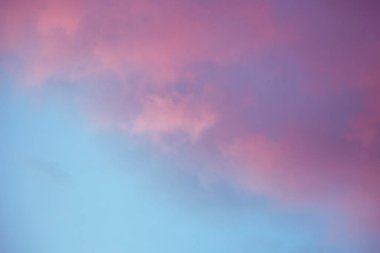 Pembe, mavi renkleri olan canlı gökyüzü bulutlarla dolu arka planlarda doğal güzellikler sergiliyor..