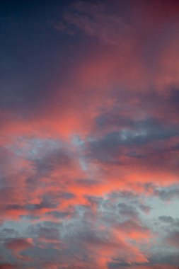 Güzel gökyüzü ile dramatik bulutlar, manzaralı doğa ve ruhani arkaplan, hiç insan yok..