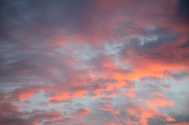 Dramatik bulutlu görkemli bulutlu gökyüzü, gösterişli tabiat manzaralı, sakin bir arka planda güzellik.