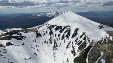 Üzerinde kar olan Hoverla Dağı 'nın bir panorama videosu. Karpat Dağları 'nın üstünden bak