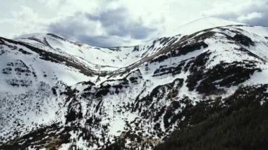 Dağlardaki Hoverla şelalesinin üzerinden uçmak, Karpatlar 'da eriyen karlar, insansız hava aracından Hoverla manzarası.