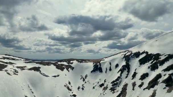 Beklimming Van Een Drone Een Bergketen Die Nieuwe Horizonten Opent — Stockvideo