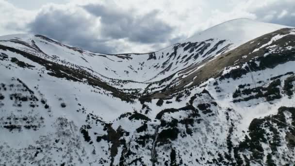 Uma Vista Hoverla Drone Cachoeira Nas Montanhas Derretendo Neve Nos — Vídeo de Stock