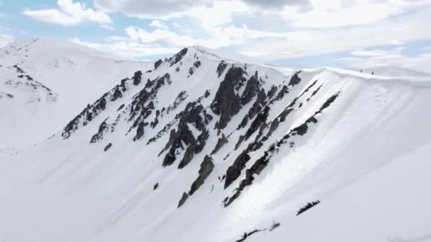 Огромные Скалы Горы Шпыци Покрыты Белым Снегом Карпаты Альпийский Горный — стоковое видео