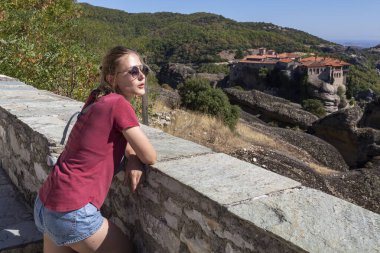 Meteora 'daki Yunan Manastırı' nda Gündelik Giysili Kadın Tatilin Tadını Çıkartıyor
