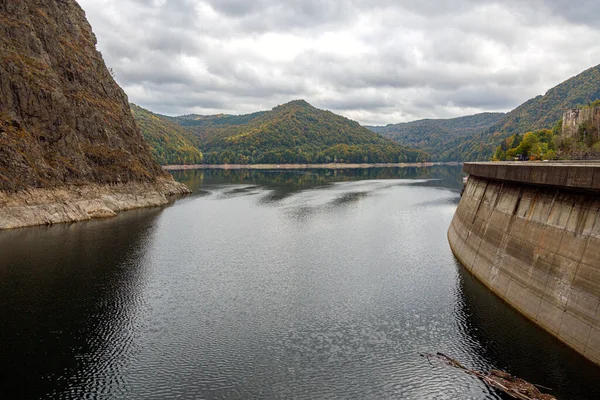 山の風景やダム貯水池での反射 カルパティア山脈 ファガラス尾根 ルーマニア ヨーロッパ トランスファガラスへの道のダム — ストック写真