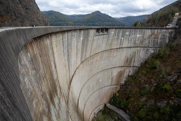 Romanya 'daki Transfagarash otoyolunda hidroelektrik ve baraj inşaatı ve baraj inşaatı. Vidraru Gölü 'ndeki baraj ve su deposu.