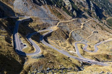 Romanya dağlarındaki Transfagarash karayolu ve vadisi manzarası. Sonbahar dağ manzarası. Turist manzaralı dağ yolu