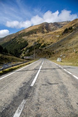 Bir dağ yolu ufuk çizgisine doğru yol alıyor. Transfagarash - Avrupa 'nın en güzel ve tehlikeli yolu.