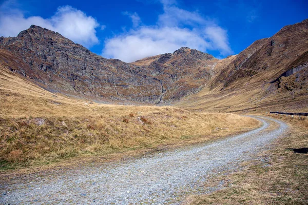 Camino Sinuoso Conduce Través Majestuosa Cordillera Camino Más Hermoso Europa —  Fotos de Stock