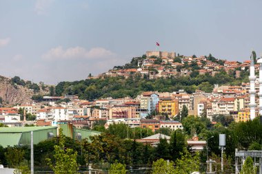 Antik şatosu, kırmızı bayrağı, minareleri ve çeşitli mimari karışımı Türk manzaralı renkli tepe kenti. Ankara Şatosu, kentin dönüm noktası