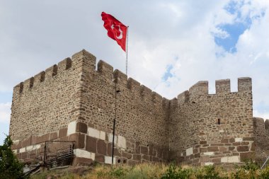 Haşmetli Ankara Şatosu kayalık tepeyi taçlandırdı, Türk bayrağı antik duvarların üzerinde dalgalanıyor. Türkiye