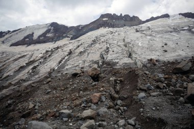 Doğanın heykelleri: Buzul kayanın içine karmaşık desenler oyar, doğal dünyanın saf güzelliğini ortaya çıkarır.