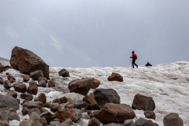 Tırmanışçılar, kaya ve kar tabakalarının dramatik bir manzara yarattığı Kazbek 'teki buzlu dik yolda ilerliyorlar. Geniş ve el değmemiş bir çöl..