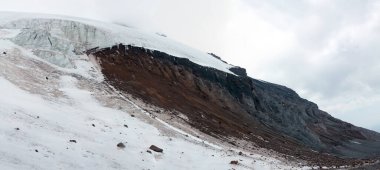 Bir Buzul Erimesi: Bir zamanların güçlü buzulu geride kayalardan ve eriyen kardan oluşan çorak bir arazi bırakarak geri çekiliyor.