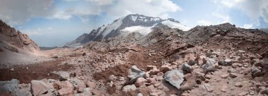 Kazbegi Dağı 'nın aşınmış zarafeti: Buz ve kayanın etkileşimi zıt elementlerin uyumlu bir bileşimini yaratır.