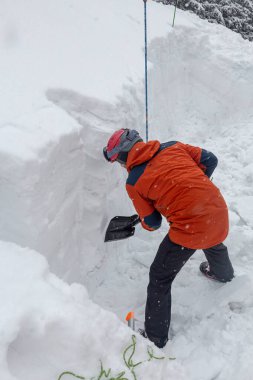Elinde kürekle, bir taşra kaşifi, kar tabakalarında sıkıştırılmış kar tabakalarıyla yazılmış doğanın kış günlüğünü okur. Kar yığınının gizli hikayeleri.