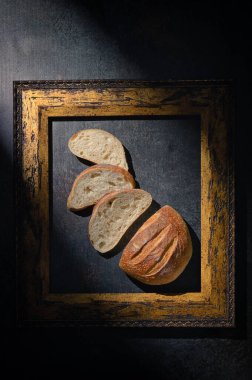 Klasik Çerçevenin İçinde Dilimlenmiş Ev Yapımı Ekşi Çavdar Ekmeği Üst Görünümü