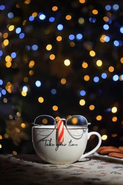 Концептуальные Чашки Чая Носить Очки Тростниковый Нос Конфеты Праздничными Огнями — стоковое фото
