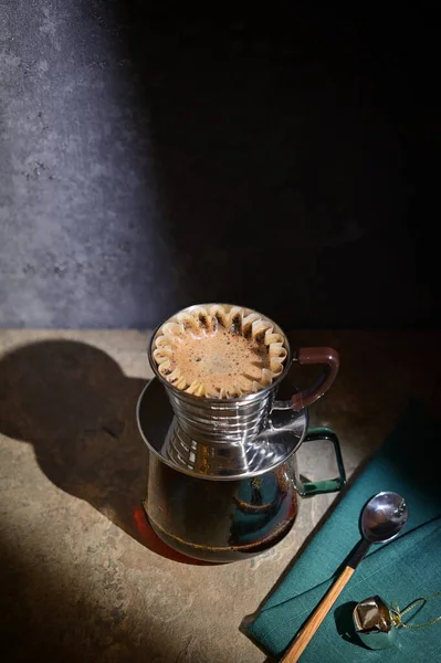 Gros Plan Barista Hot Coffee Drip Maker — Photo