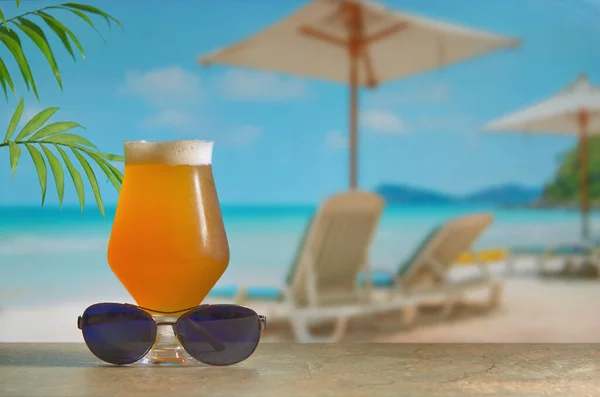 海滩酒吧柜台上的Lager啤酒杯 — 图库照片