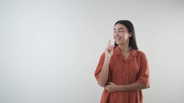 Šťastná Mladá Dívka Ukazuje Něco Dobrého Prázdnému Místu Pro Textovku — Stock video