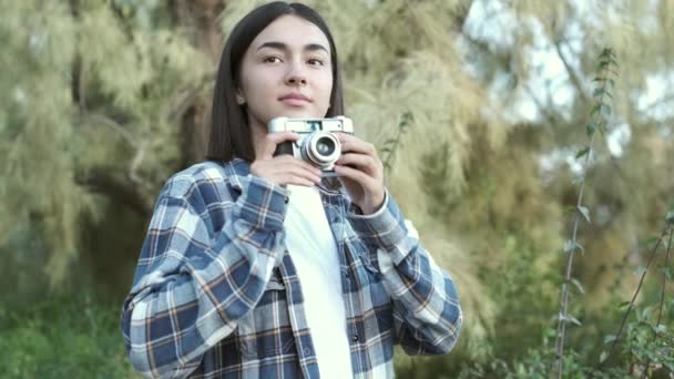 Νεαρό Κορίτσι Παίρνει Μια Εικόνα Στην Ύπαιθρο Μετά Την Παρατήρηση — Αρχείο Βίντεο