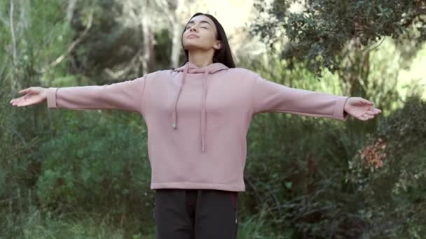 Genç Kız Tarlada Temiz Hava Soluyor Kollarını Kaldırıyor Gözlerini Kapıyor — Stok video