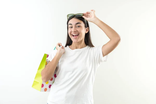 Junges Mädchen Glücklich Lächeln Sonnenbrille Und Einkaufstasche Sie Kauft Fröhlich — Stockfoto