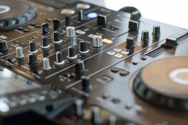 Bir partide DJ mikseri rock müziğini çalıyor. İnsanların dans etmesi ve eğlenmesi için..