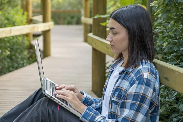 Meisje Typt Laptop Het Veld Zittend Grond Geruit Overhemd Telewerkt Rechtenvrije Stockafbeeldingen