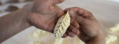 Yatay pankart ya da kadın eli ile başlık taze ev yapımı mutfak makarnası gösteriyor. Sardunya bölgesinden tipik İtalyan makarnası.