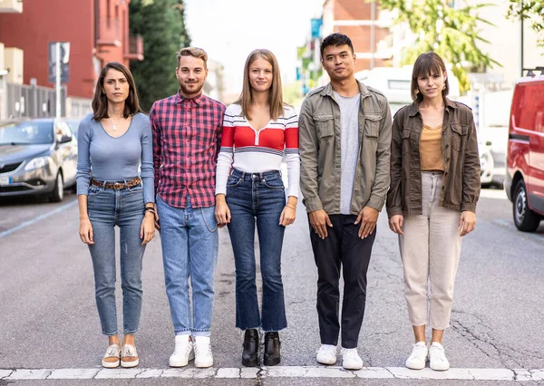 城市青年大学生群体站在城市街道上 年轻人担心社会和世界问题的新的正常社会生活理念 休闲时尚服装 — 图库照片