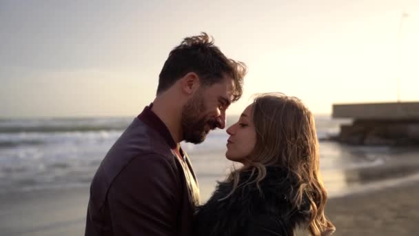 Pasangan Yang Cantik Dalam Hubungan Pelukan Dan Ciuman Pada Kencan — Stok Video