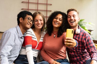 Genç arkadaş grubu akıllı telefonla selfie çekiyor - Çok kültürlü ve çok ırklı arkadaşlarla toplumsal konsept arkadaşlarla eğlenceli video görüşmeleri - çeşitlilik ve arkadaşlık kavramı