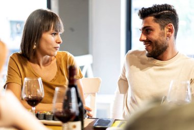 Füzyon restoranında yiyip içen mutlu çift - gençlerin Füzyon Bar 'da eğlendiği yiyecek ve içecek konsepti - Canlı arka plan filtresi