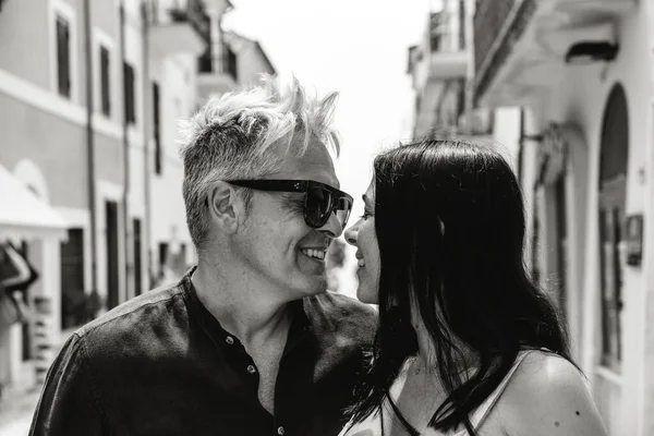 可愛い女性と流行の男がお互いの目を見て 絵の村で夏休み中の写真のポーズを持つ美しいカップル 愛の概念 黒と白の編集 ロイヤリティフリーのストック写真