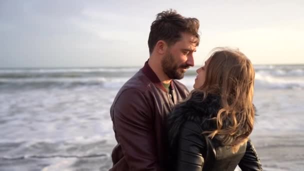 Pasangan Yang Indah Dalam Hubungan Saling Memeluk Dan Mencintai Pada — Stok Video