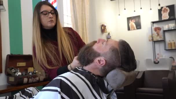 Hipster Man Barbershop Salon Getting Beard Hair Cut Hairdresser Woman — Vídeos de Stock