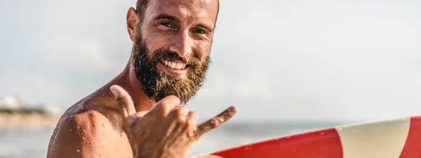 Poziomy Baner Lub Nagłówek Surferem Zadowolony Surfingu Uśmiechnięty Robi Hawajski — Zdjęcie stockowe