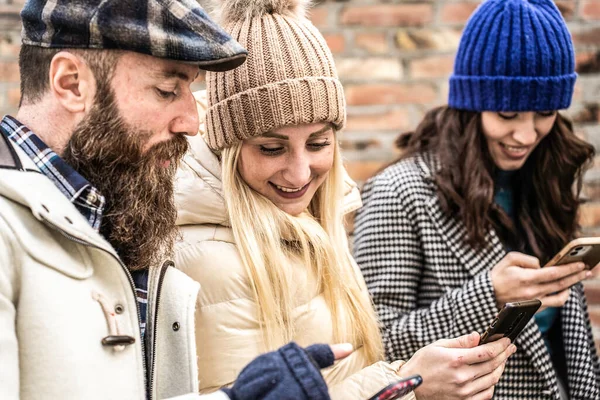 成群结队的千禧年时尚朋友们站在市中心用手机 与快乐的年轻人共渡冬装的高科技生活方式 — 图库照片
