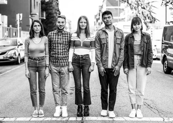 城市青年大学生群体站在城市街道上 年轻人担心社会和世界问题的新的正常社会生活概念 黑白编辑 — 图库照片
