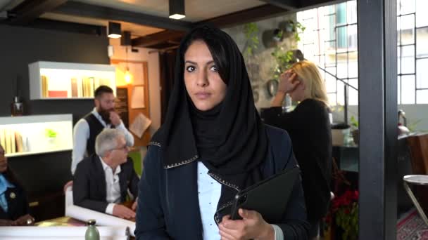 Noord Afrikaanse Zakenvrouw Draagt Typische Islamitische Hijab Sluier Werkt Een — Stockvideo