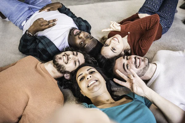キャンパスのリビングルームに住む若者たちの多人種社会 カメラで写真を撮り 笑顔を共にする幸せな多文化の友人 包括性と多様性の概念 — ストック写真