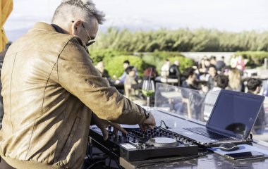 Disk jokeyi kulüp partisinde turistler için müzik çalıyor - canlı etkinlik, müzik ve eğlence konsepti - eğlence ve parti konsepti